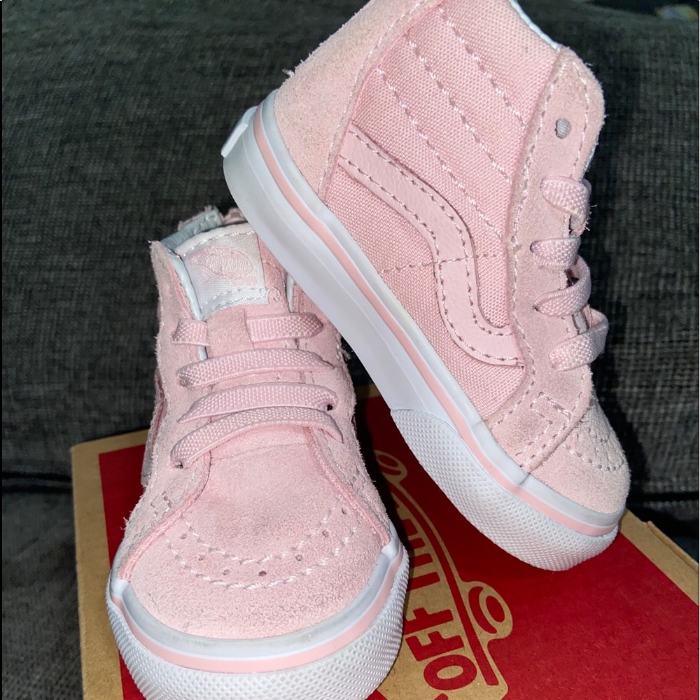 High top. Toddler girl sneaker.